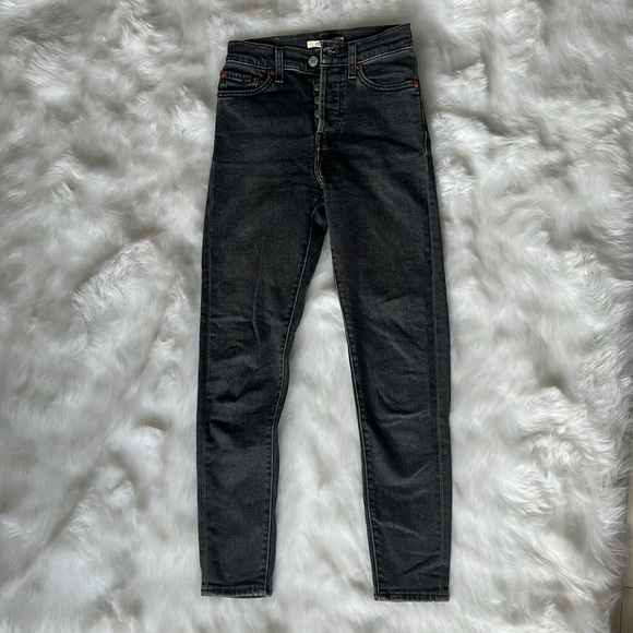 Levi’s wedgie skinny jeans size 24, PERFECT CONDITION!! So flattering!! - Picture 3 of 5